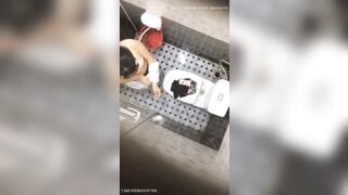 Trèo lên nóc phòng vệ sinh quay lén nhỏ e họ vừa đi học về thay đồ