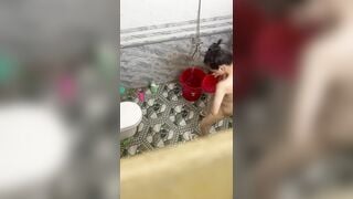 Quay lén em gái có bầu tắm