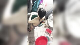 Đg nấu ăn thì nghe tiếng bé sv phòng bên đi tắm nên lén lút trèo tường quay lén