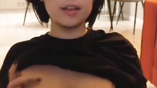 Gái dễ thương tự bú vú trên live stream