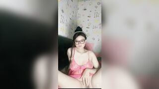 Một con điếm show hàng kiếm thêm