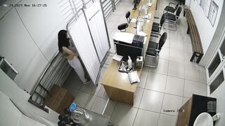 Hack cam y tế trong bệnh viện thay đồ