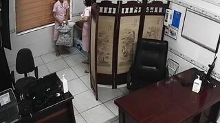 Hack cam y tá thay đồ trong bệnh viện 2