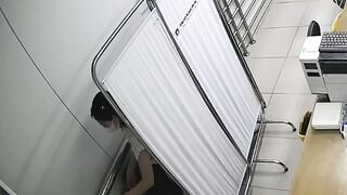 Hack cam y tá thay đồ trong bệnh viện chuẩn bị vào ca sáng