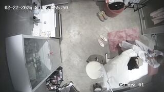 Hack cam bác sĩ thay đồ trong phòng khám quần lót da beo rõ ràng