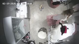 Hack cam bác sĩ thay đồ trong phòng khám lọt khe đen