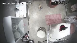 Hack cam bác sĩ thay đồ trong phòng khám lọt khe đen