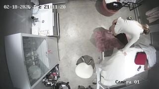 Hack cam bác sĩ thay đồ trong phòng khám lại là lọt khe đen quyến rũ