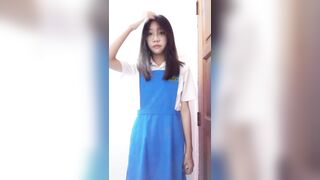 Em học sinh vừa về đã quay clip thay đồ cho anh người yêu