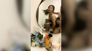 Vừa địt vừa móc lồn làm em sướng tóe nước