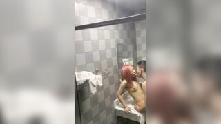 Quay lén cặp đôi làm tình lén lúc ở nhà vệ sinh công cộng