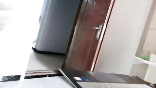 Dâm nữ lồn to thích thủ dâm public,móc ở mọi nơi miễn là cô nứng!Thủ dâm ở sân thượng