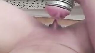 Lấy lồn giả, địt vào hột le quá to của  lồn thật
