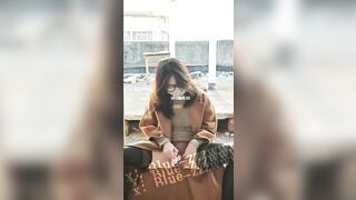 Dâm nữ kính cận xinh đẹp thích show hàng và móc lồn ở những nơi công cộng