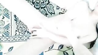 Bạn thân cỡ này, Con bạn Vừa Bú Cu Nuốt Tinh Vừa Móc lồn rên rỉ quay video sex rên rỉ