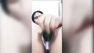 Em học sinh dâm đãng thủ dâm với dưa leo lồn chảy sữa