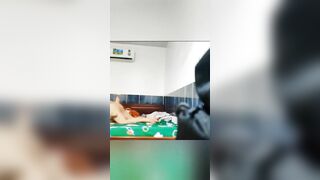 Máy bay ngoại tình với trai trẻ hàng xóm bị chồng quay lén