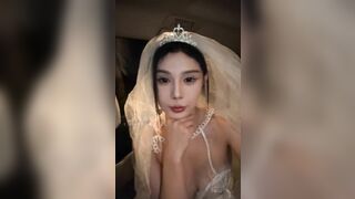 Cô dâu dâm đãng livetream show hàng xoa lồn chảy nước trên oto p2