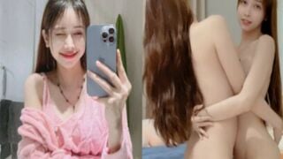 Lâm Thái Vy và cô bạn thân móc bím trên live