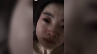 Em khóc mà mồm vẫn gọi "Papa"