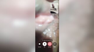 Nứng quá thì móc lồn chảy nước cho em trai liếm