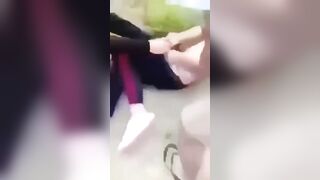 Học sinh đánh nghen lột sạch đồ