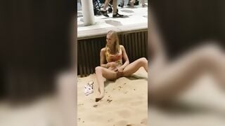 Lén lút thủ dâm public ở bãi biển