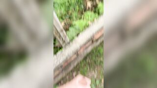 Sục ngoài vườn