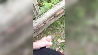 Sục ngoài vườn