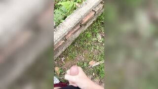 Sục ngoài vườn