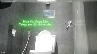 Quay Lén Chị Gái Đi Tè Ở Vệ Sinh Công Cộng