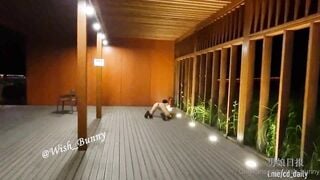 Em salve ladyboy khỏa thân nơi công cộng