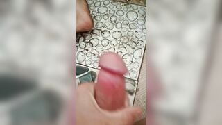 Anh zai trốn trong phòng tắm để sục