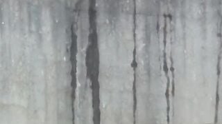 Quay lén 3 em nữ sinh đái bạy giữa đường rồi liếm nước đái