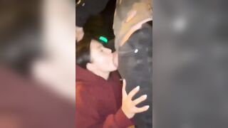 Bú cu trên tàu và xe điện đi ở đường phốL