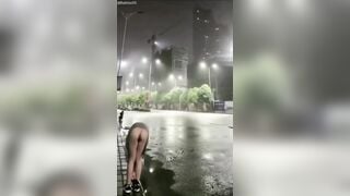 Bắt em hoa bỉ ngạn cởi quần lót nơi công cộng