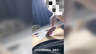 Cạo lông cu gặp phải nhân viên dâm vuốt ve con cu phụt tinh dâm đãng