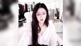 Chủ shop quần áo nứng lồn thủ dâm bằng toy dâm đãng