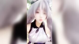 Em cosplay đái nơi công cộng