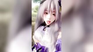 Em cosplay đái nơi công cộng