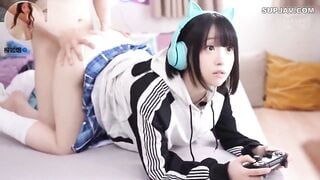Có đứa em mê game, chỉ cần cho chơi game thì đè ra địt cũng được