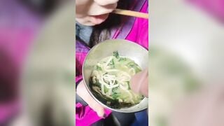 Bạn gái ăn mì kèm theo topping