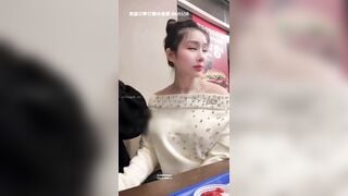 cặp đôi bú ci cho nhau ở trong quán ăn