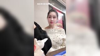cặp đôi bú ci cho nhau ở trong quán ăn
