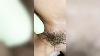 con bé hàng xóm nằm để a nghịch bướm