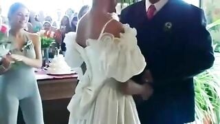 Bú cu chú rể trong lễ cưới đông họ hàng