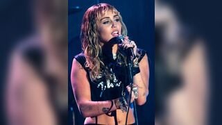 Ca sĩ, nhạc sĩ Miley Cyrus thay đồ vú ngon