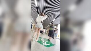 quay lén dưới váy mấy em xinh tươi đi dạo phố