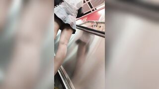 quay lén dưới váy mấy em xinh tươi đi dạo phố
