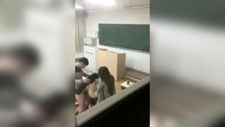 quay lén hai em học sinh địt nhau luôn trong lớp học - phần 2